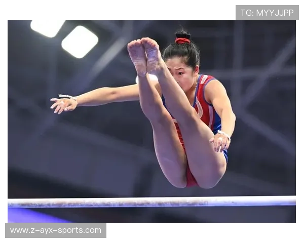 体操高低杠空翻成功惊险瞬间：勇气与技巧的极限挑战