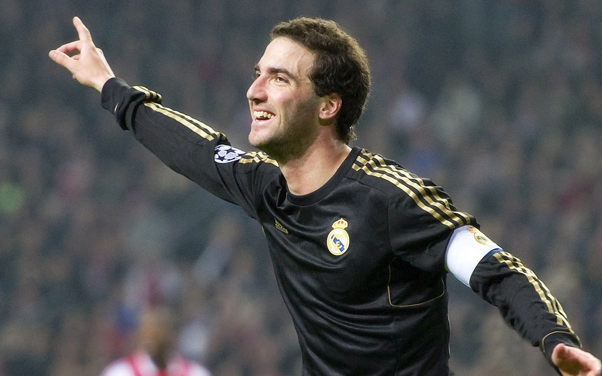 爱游戏体育下载-巴雷特:全黑队进攻阵型中的关键推动者,精准决策和传球让比赛更具深度